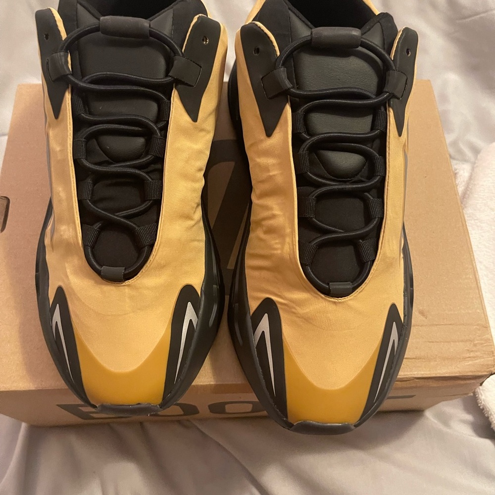 Adidas Yeezy Boost 700 MNVN